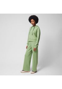outhorn - Spodnie dresowe z szerokimi nogawkami damskie - zielone. Stan: podwyższony. Kolor: zielony. Materiał: dresówka. Wzór: ze splotem, gładki