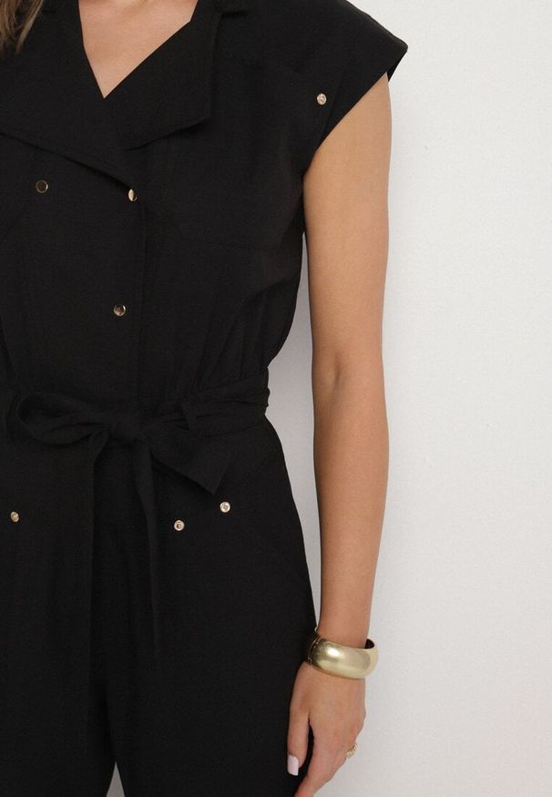 Born2be - Czarny Kombinezon z Wiskozą o Koszulowym Kroju z Wiązanym Paskiem i Napami Sepalisa. Okazja: na co dzień, do pracy, na spotkanie biznesowe. Kolor: czarny. Materiał: wiskoza. Długość rękawa: krótki rękaw. Długość: krótkie. Styl: biznesowy, casual