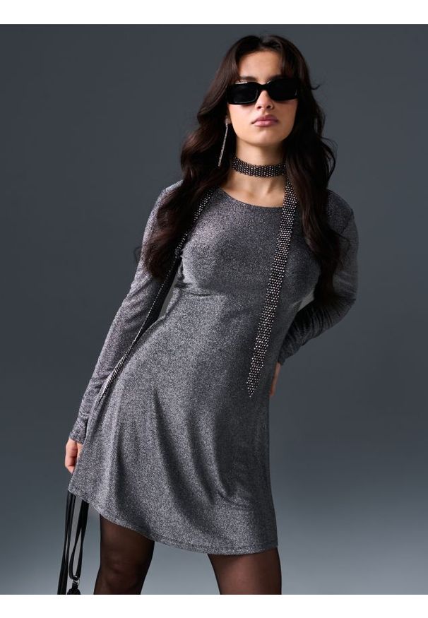 Sinsay - Elegancka sukienka mini - srebrny. Kolor: srebrny. Styl: elegancki. Długość: mini