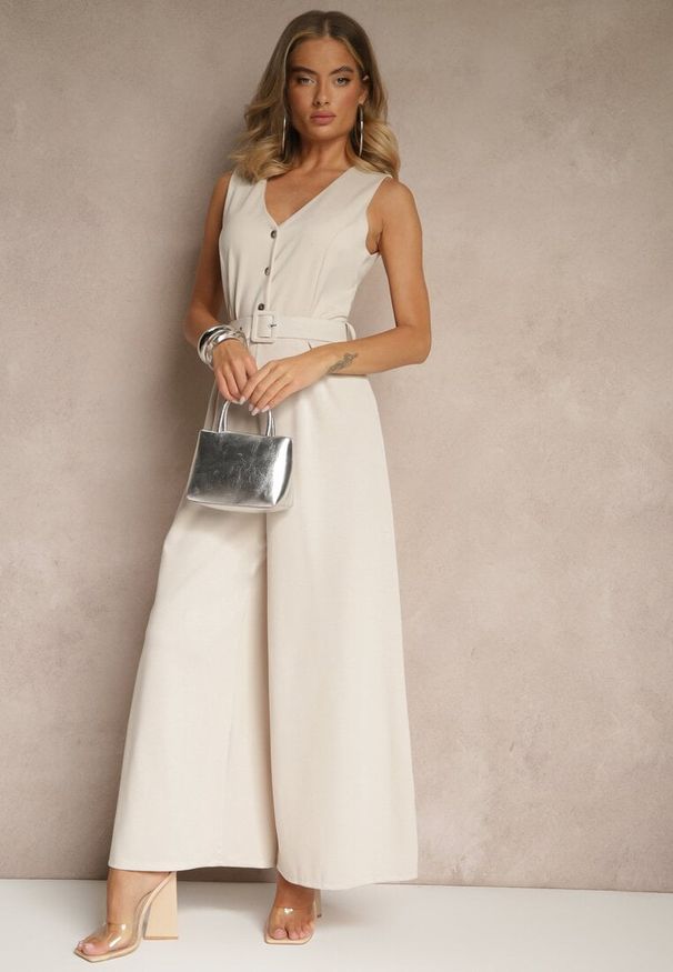 Renee - Jasnobeżowy Kombinezon o Taliowanym Kroju z Wiskozą i Paskiem Raliorea. Kolor: beżowy. Materiał: wiskoza. Styl: elegancki