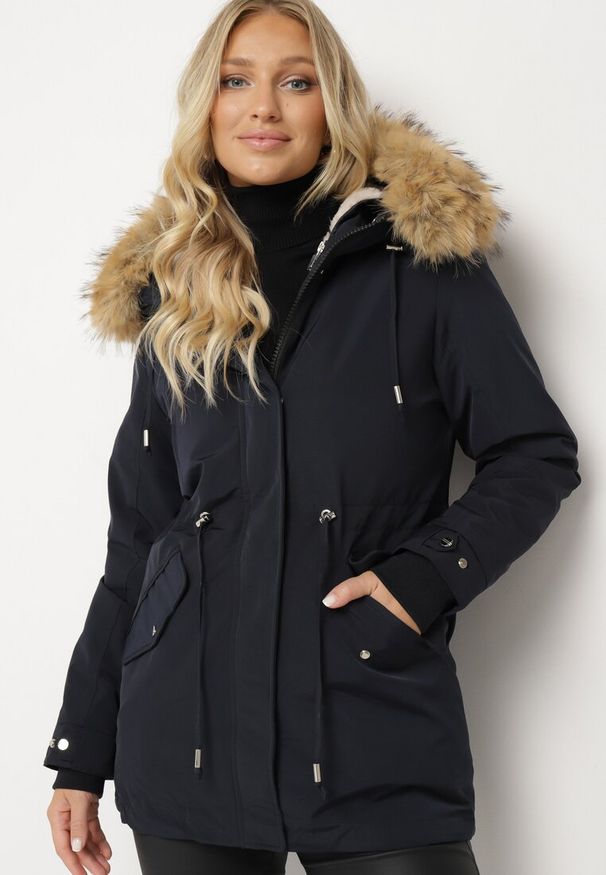Born2be - Granatowa Zimowa Kurtka Parka z Odpinanym Futerkowym Zdobieniem i Kapturem Sialinnea. Okazja: na co dzień, na spacer. Kolor: niebieski. Materiał: dzianina, jeans, futro. Wzór: aplikacja. Sezon: zima. Styl: elegancki, casual