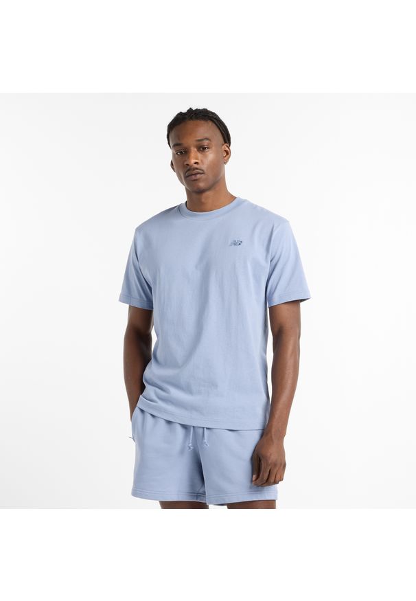 Koszulka męska New Balance MT41533DUS – niebieska. Kolor: niebieski. Materiał: dresówka, bawełna. Długość rękawa: krótki rękaw. Długość: krótkie