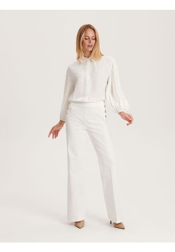Reserved - Spodnie z ozdobnymi guzikami - biały. Kolor: biały. Materiał: bawełna, tkanina. Wzór: gładki