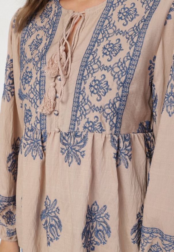 Born2be - Brązowa Rozkloszowana Bluzka Boho z Wiskozą Zdobiona Haftami i Wiązaniem Nilnella. Okazja: na co dzień. Kolor: brązowy. Materiał: wiskoza. Wzór: aplikacja, haft. Styl: boho