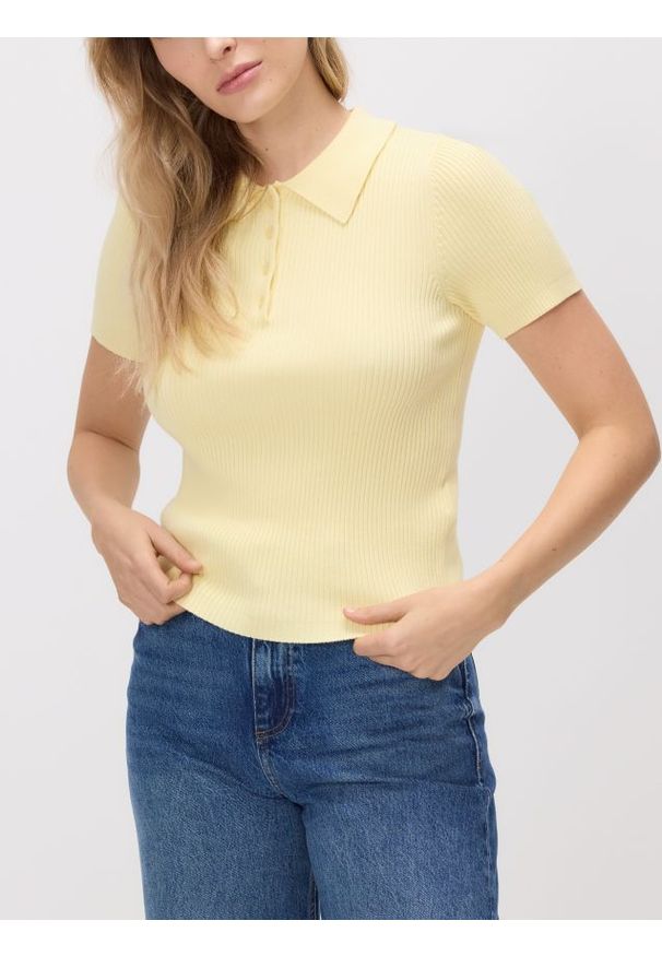Reserved - T-shirt z kołnierzykiem - jasnożółty. Kolor: żółty. Materiał: dzianina, wiskoza