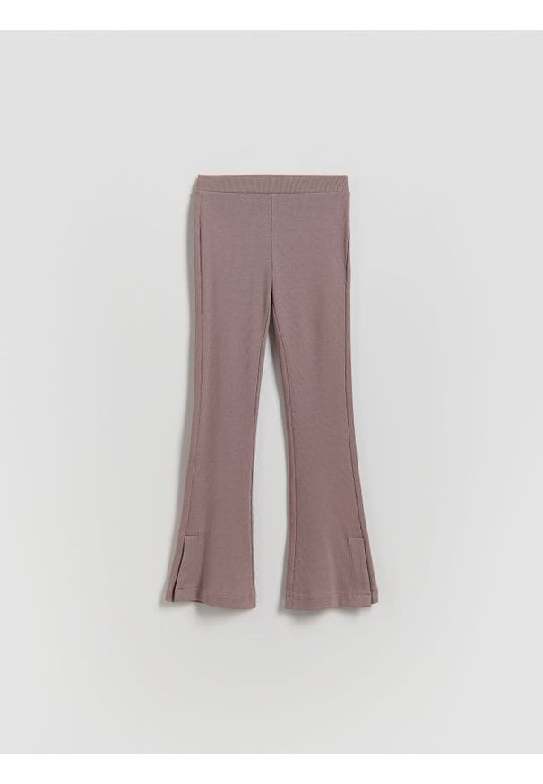 Reserved - Prążkowane legginsy flared - fioletowy. Kolor: fioletowy. Materiał: prążkowany