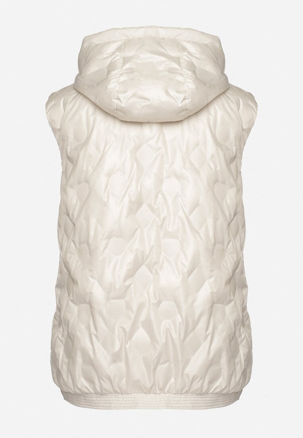 Born2be - Jasnobeżowa Kamizelka Pikowana z Ozdobnymi Kieszonkami z Kapturem Embia. Okazja: na co dzień, na spacer. Typ kołnierza: kaptur. Kolekcja: plus size. Kolor: beżowy. Materiał: jeans. Sezon: jesień. Styl: casual, elegancki