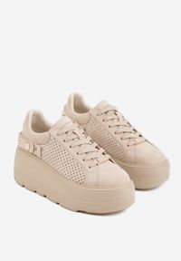 Born2be - Beżowe Skórzane Sneakersy na Platformie i Koturnie Zdobione Perforacją Penie. Okazja: na co dzień. Kolor: beżowy. Materiał: skóra. Wzór: aplikacja. Obcas: na koturnie #5