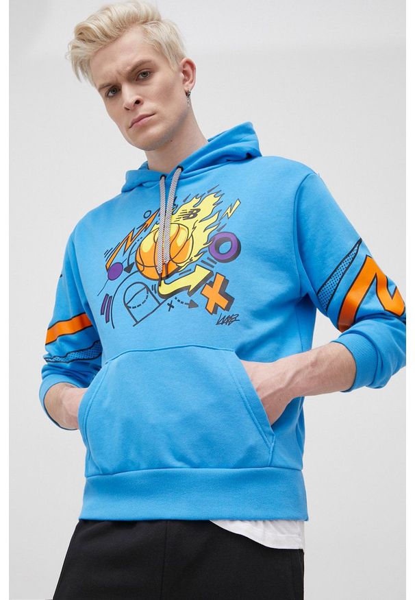 New Balance Bluza MT13583HLU męska z kapturem z nadrukiem. Typ kołnierza: kaptur. Kolor: niebieski. Materiał: dzianina. Wzór: nadruk