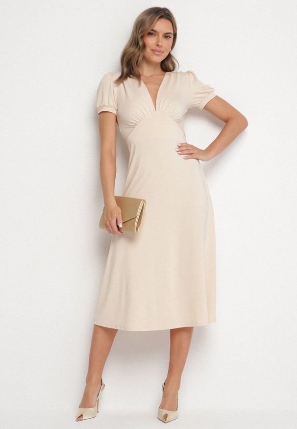Born2be - Jasnobeżowa Sukienka Rozkloszowana z Wiskozą z Poduszkami w Ramionach Awerla. Okazja: na co dzień. Typ kołnierza: dekolt w kształcie V. Kolor: beżowy. Materiał: wiskoza. Długość rękawa: krótki rękaw. Styl: klasyczny, casual, elegancki