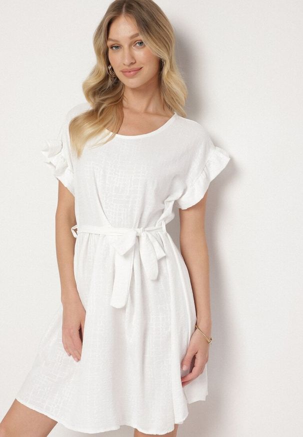 Born2be - Biała Sukienka Ozdobiona Falbankami i Paskiem Izulira. Typ kołnierza: kołnierz z falbankami. Kolor: biały. Wzór: aplikacja. Styl: elegancki