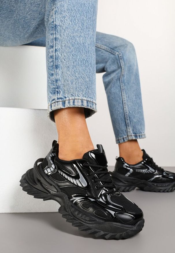 Renee - Czarne Sneakersy na Platformie z Siateczkową Wstawką Helesi. Okazja: na co dzień. Kolor: czarny. Materiał: jeans. Wzór: aplikacja, geometria. Obcas: na platformie