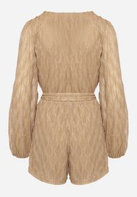 Born2be - Ciemnobeżowy Kombinezon o Kopertowym Kroju Zdobiony Błyszczącą Nitką i Wiązany w Pasie Venvina. Kolor: beżowy. Materiał: skóra. Wzór: aplikacja. Styl: elegancki #7
