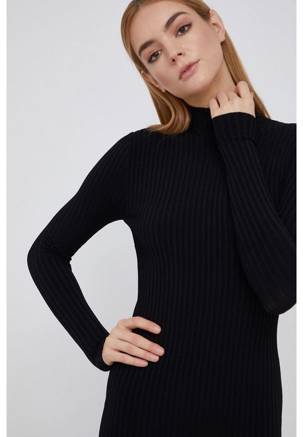 Calvin Klein Jeans Sukienka kolor czarny mini dopasowana. Kolor: czarny. Materiał: dzianina. Długość rękawa: długi rękaw. Wzór: gładki. Typ sukienki: dopasowane. Długość: mini