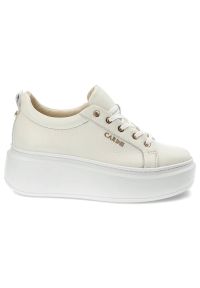 Beżowe Sneakersy Carinii Modne Skórzane Buty. Kolor: biały. Materiał: skóra. Szerokość cholewki: normalna. Wzór: aplikacja. Obcas: na obcasie. Wysokość obcasa: średni #3