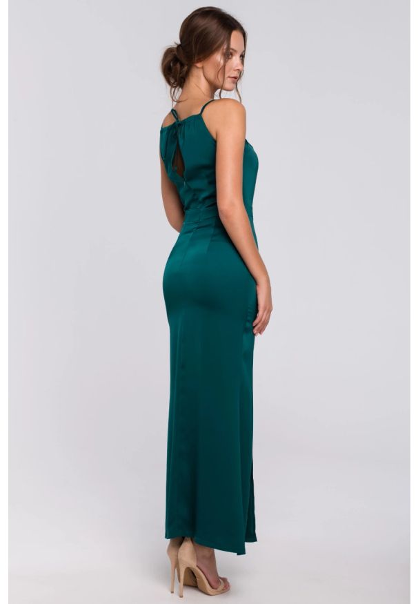 Sukienki.shop - Sukienka wieczorowa na wesele halter neck zielona satyna. Okazja: na ślub cywilny, na wesele. Typ kołnierza: dekolt halter. Kolor: zielony. Materiał: satyna. Styl: wizytowy. Długość: maxi