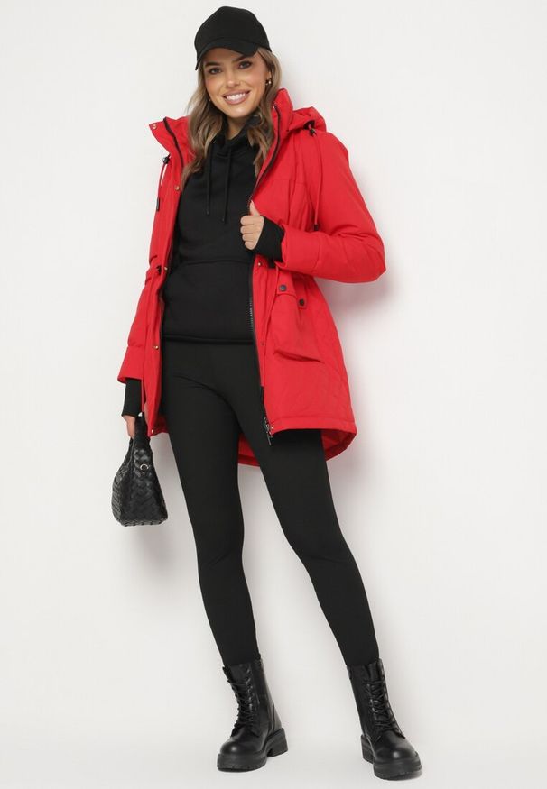 Born2be - Czerwona Pikowana Kurtka Parka z Odpinanym Kapturem na Suwak Ściągana w Talii Ericeas. Okazja: na co dzień. Kolor: czerwony. Materiał: jeans. Długość rękawa: długi rękaw. Długość: długie. Styl: wizytowy, sportowy, elegancki, casual