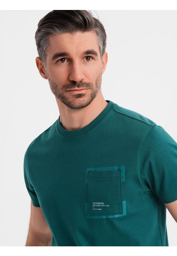 Ombre Clothing - Bawełniany męski t-shirt z nadrukiem na kieszonce – ciemnozielony V5. Okazja: na co dzień. Kolor: zielony. Materiał: bawełna. Wzór: nadruk. Styl: casual