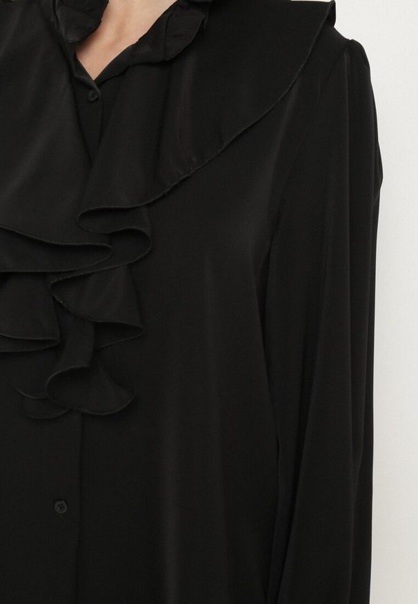 Born2be - Czarna Koszula Ozdobiona Falbankami Jenisela. Okazja: na co dzień. Typ kołnierza: kołnierz z falbankami. Kolor: czarny. Materiał: jeans. Wzór: aplikacja. Styl: casual, klasyczny