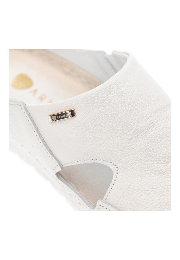 Białe Klapki Armodo Modne Obuwie Damskie. Kolor: biały. Materiał: skóra. Wzór: kolorowy. Sezon: lato. Styl: elegancki