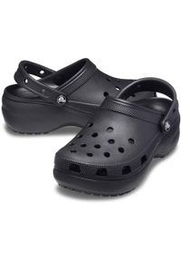 Chodaki damskie Crocs Classic Platform Clog. Kolor: czarny. Obcas: na platformie. Styl: klasyczny