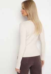 Born2be - Jasnobeżowy Prążkowany Sweter z Dekoltem w Serek z Biżuteryjnymi Aplikacjami Ralinasa. Okazja: na co dzień. Typ kołnierza: dekolt w serek. Kolor: beżowy. Materiał: prążkowany. Wzór: aplikacja. Styl: casual #3