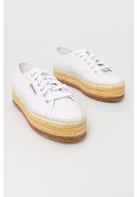Superga Espadryle kolor biały na platformie. Nosek buta: okrągły. Zapięcie: sznurówki. Kolor: biały. Materiał: materiał. Wzór: gładki. Obcas: na platformie #2