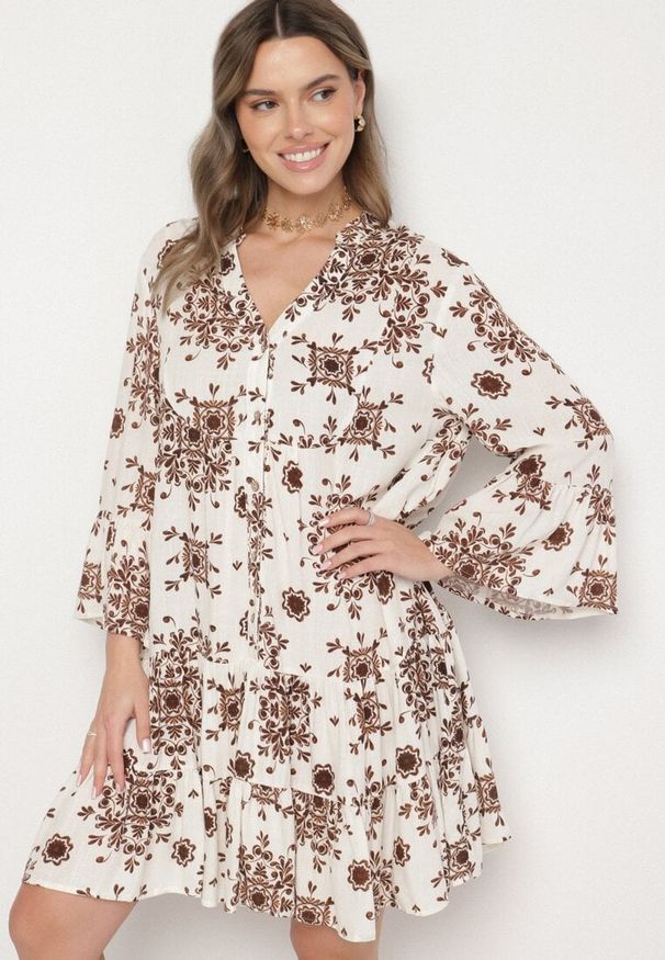 Born2be - Brązowa Wiskozowa Sukienka z Geometrycznym Wzorem Filavara. Okazja: na co dzień. Kolor: brązowy. Materiał: wiskoza. Wzór: geometria. Typ sukienki: proste. Styl: casual, klasyczny