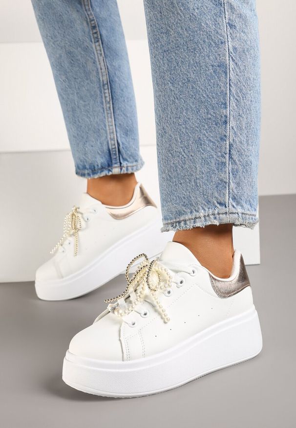 Born2be - Biało-Szampańskie Sneakersy na Grubej Podeszwie Ozdobione Perełkami na Sznurówkach Sellira. Okazja: na co dzień. Nosek buta: okrągły. Zapięcie: sznurówki. Kolor: biały. Materiał: jeans. Wzór: aplikacja