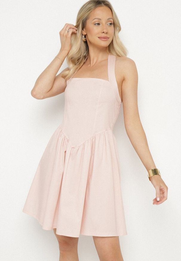 Born2be - Różowa Bawełniana Sukienka Rozkloszowana na Szyję Kolaniela. Okazja: na co dzień. Kolor: różowy. Materiał: bawełna. Sezon: wiosna. Typ sukienki: proste. Styl: elegancki, casual