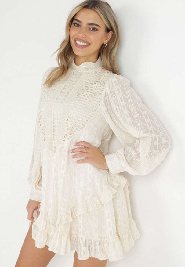 Born2be - Jasnobeżowa Ażurowa Sukienka Mini ze Stójką i Falbankami Ranones. Typ kołnierza: kołnierz z falbankami, kołnierzyk stójkowy. Kolor: beżowy. Materiał: tkanina. Wzór: ażurowy. Styl: retro. Długość: mini