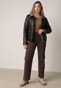 Born2be - Czarna Dwustronna Kurtka Pikowana Ozdobiona Naszywką i Panterką Nemopis. Okazja: na co dzień. Kolor: czarny. Materiał: jeans. Wzór: motyw zwierzęcy, aplikacja. Styl: casual #3