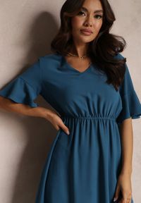 Renee - Granatowa Sukienka Parthesio. Kolor: niebieski. Materiał: materiał, wiskoza. Długość rękawa: krótki rękaw. Sezon: lato. Długość: midi #2
