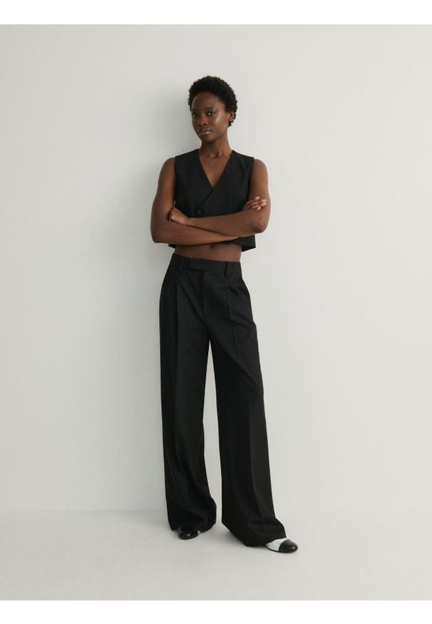 Reserved - Szerokie spodnie z metalizowaną nitką - czarny. Kolor: czarny. Materiał: tkanina, wiskoza