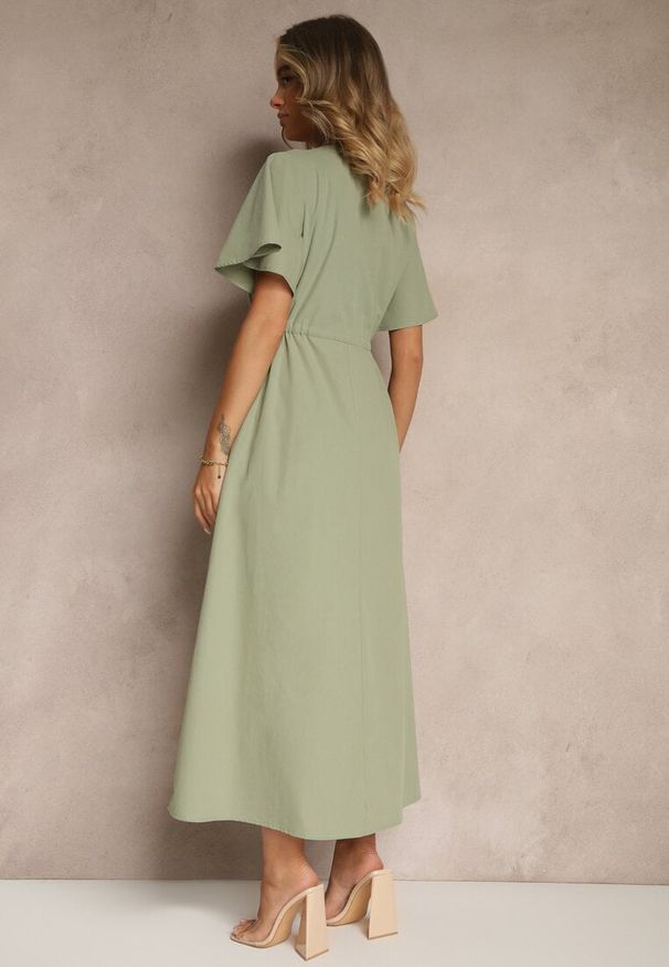 Renee - Zielona Rozkloszowana Sukienka z Bawełny w Stylu Boho z Ozdobnym Haftem Sersena. Okazja: na co dzień. Typ kołnierza: dekolt w kształcie V. Kolor: zielony. Materiał: bawełna. Długość rękawa: krótki rękaw. Wzór: haft. Styl: boho