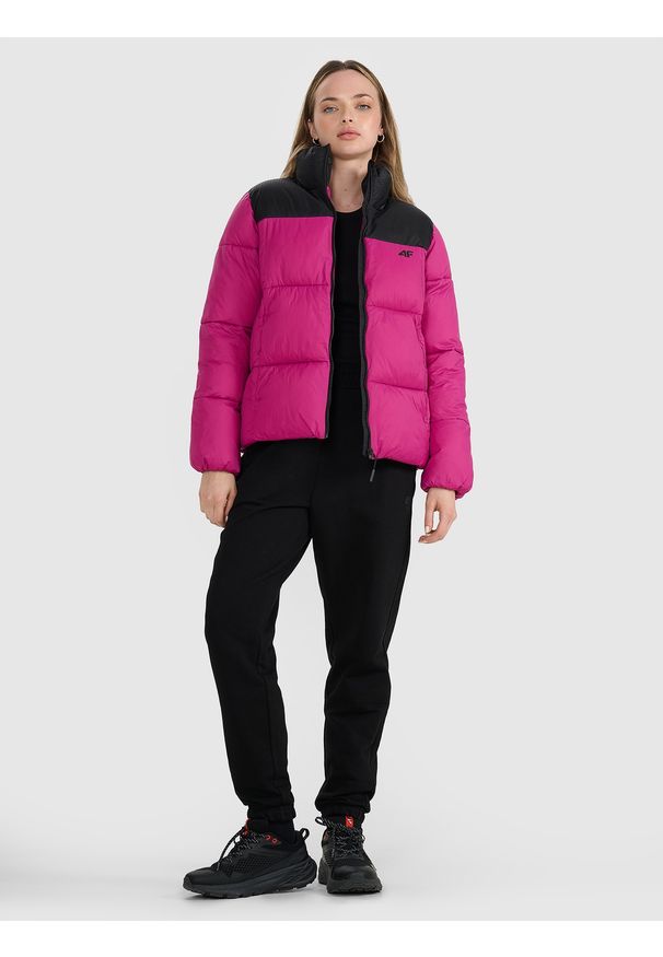 4f - 4F Kurtka puchowa z wypełnieniem syntetycznym damska - różowa M. Okazja: na co dzień. Typ kołnierza: bez kaptura. Kolor: różowy. Materiał: puch, syntetyk. Długość: długie. Sezon: zima. Styl: casual, klasyczny, sportowy
