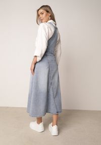 Born2be - Niebieska Trapezowa Sukienka Jeansowa o Kroju Ogrodniczki z Bawełną Peimellia. Okazja: na co dzień. Kolor: niebieski. Materiał: bawełna, jeans. Typ sukienki: trapezowe. Styl: casual #8