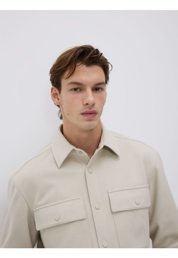 Reserved - Kurtka koszulowa - beżowy. Kolor: beżowy. Materiał: dzianina, wiskoza