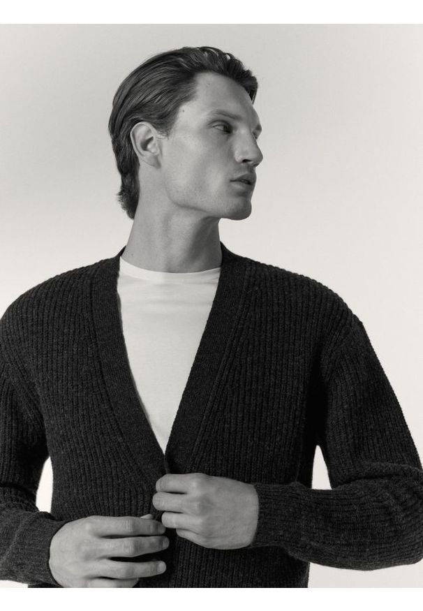 Reserved - Kardigan z wełną - ciemnoszary. Kolor: szary. Materiał: wełna