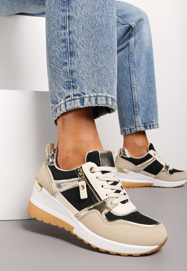Born2be - Beżowo-Czarne Sneakersy na Koturnie z Suwakiem i Ozdobnymi Naszywkami Jelenia. Nosek buta: okrągły. Zapięcie: sznurówki. Kolor: beżowy. Materiał: materiał. Wzór: aplikacja. Obcas: na koturnie. Wysokość obcasa: średni
