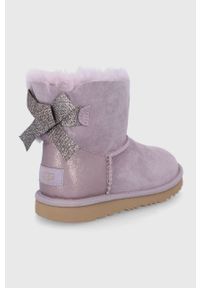 Ugg - UGG Śniegowce zamszowe dziecięce Mini Bailey Glitz. Nosek buta: okrągły. Kolor: fioletowy. Materiał: zamsz. Szerokość cholewki: normalna