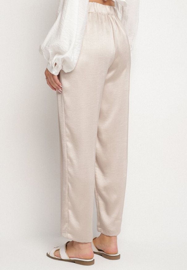 Born2be - Beżowe Satynowe Spodnie w Eleganckim Stylu z Szeroką Nogawką Liovene. Okazja: na co dzień. Stan: podwyższony. Kolor: beżowy. Materiał: satyna. Styl: elegancki