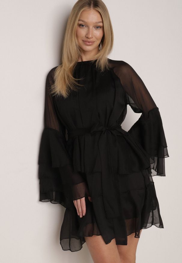 Born2be - Czarna Sukienka z Eterycznymi Falbanami i Wiązanym Paskiem Rivaniah. Okazja: na ślub cywilny, na wesele. Kolor: czarny. Styl: elegancki