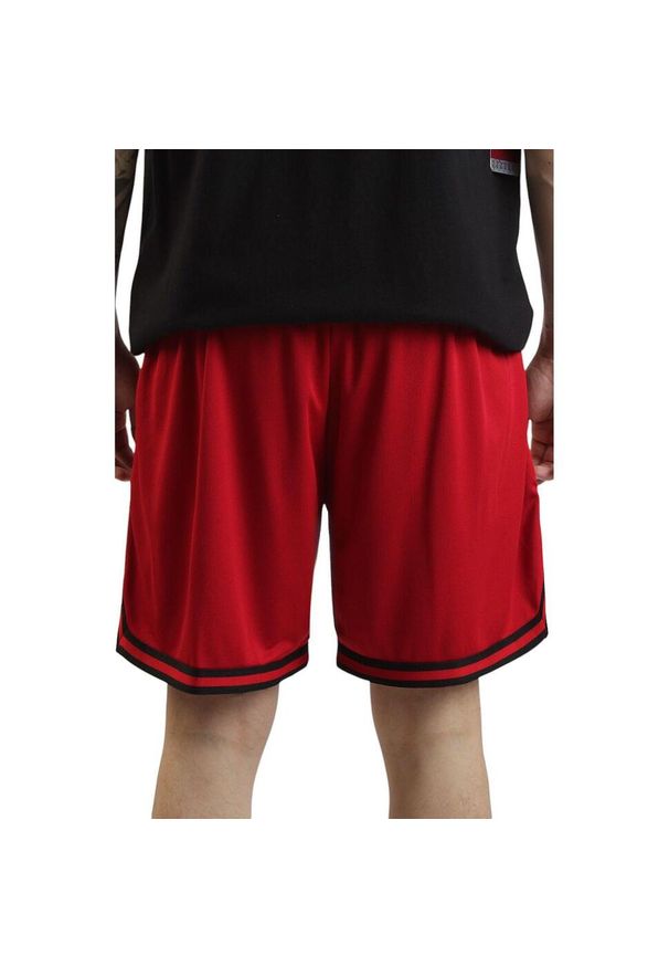 Mitchell & Ness - Krótka bluzka z logo Chicago Bulls. Kolor: czerwony, pomarańczowy, wielokolorowy. Długość: krótkie. Sport: koszykówka