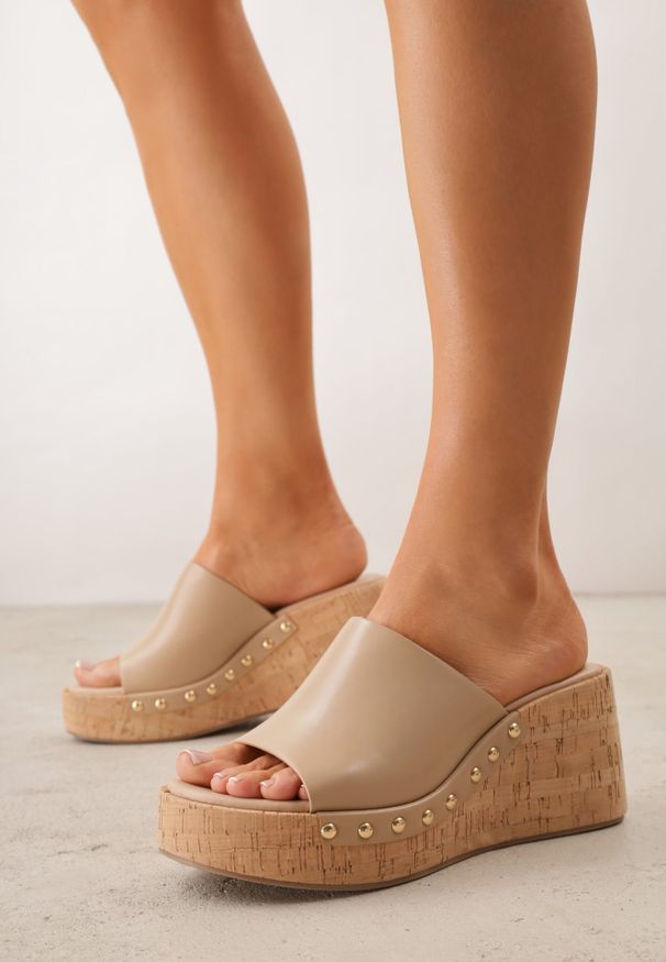 Renee - Beżowe Klapki na Korkowej Platformie i Koturnie z Nitami Aezira. Okazja: na co dzień. Kolor: beżowy. Materiał: jeans. Obcas: na koturnie. Styl: casual, elegancki