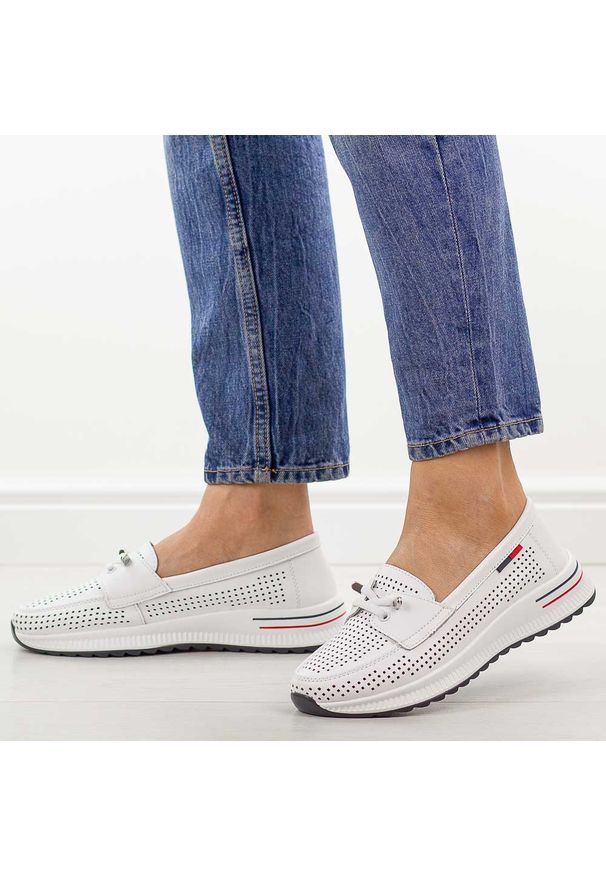 Białe ażurowane skórzane półbuty damskie T.Sokolski w26-647. Nosek buta: okrągły. Kolor: biały. Materiał: skóra. Szerokość cholewki: normalna. Wzór: ażurowy, aplikacja. Sezon: wiosna, jesień, lato. Styl: elegancki, klasyczny