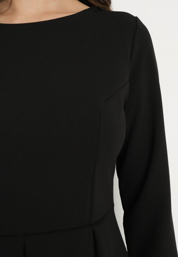 Born2be - Czarna Elegancka Sukienka o Rozkloszowanym Kroju Temitonia. Kolor: czarny. Długość rękawa: długi rękaw. Styl: elegancki