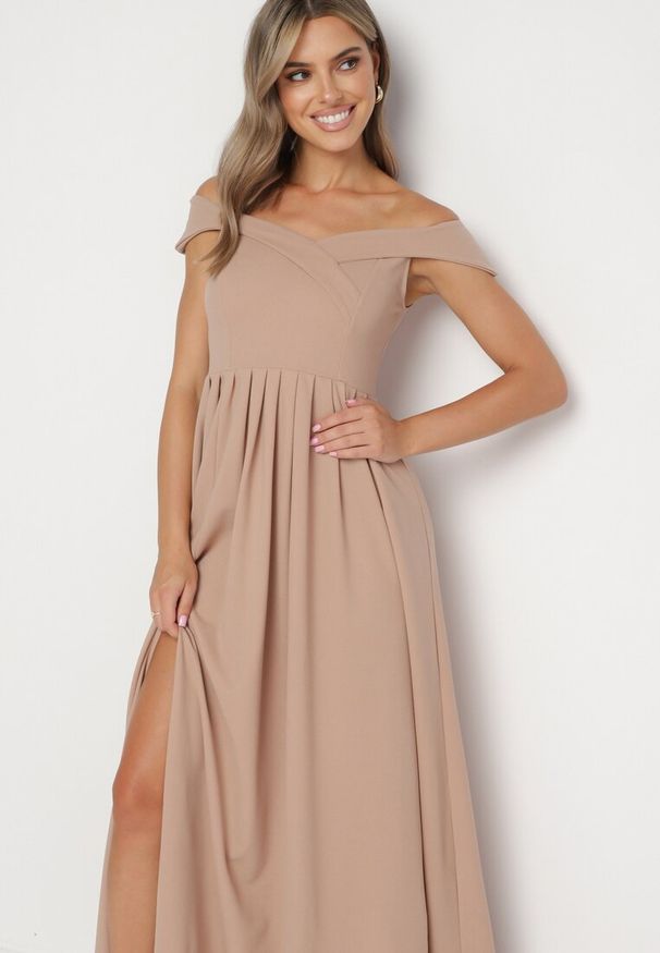 Born2be - Ciemnobeżowa Koktajlowa Rozkloszowana Sukienka z Hiszpańskim Dekoltem i Rozcięciem na Nogę Gralia. Okazja: na studniówkę, na ślub cywilny, na wesele. Kolor: beżowy. Typ sukienki: rozkloszowane. Styl: wizytowy