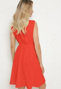 Born2be - Czerwona Sukienka z Kopertowym Dekoltem i Gumką w Pasie Vereri. Typ kołnierza: dekolt kopertowy. Kolor: czerwony. Długość rękawa: krótki rękaw. Typ sukienki: kopertowe #5