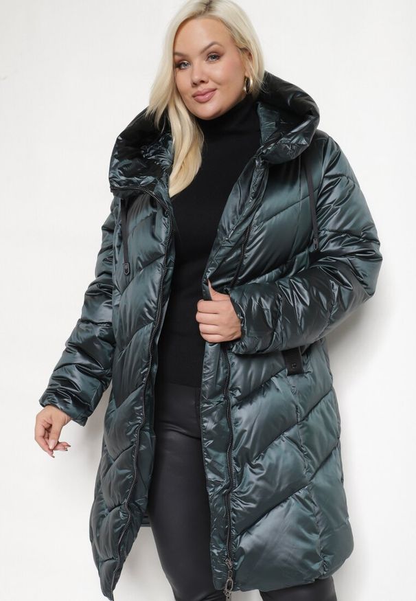 Born2be - Ciemnozielona Pikowana Kurtka z Kapturem i Kieszeniami na Napy Inasia. Okazja: na co dzień. Typ kołnierza: kaptur. Kolor: zielony. Materiał: jeans. Styl: casual, elegancki